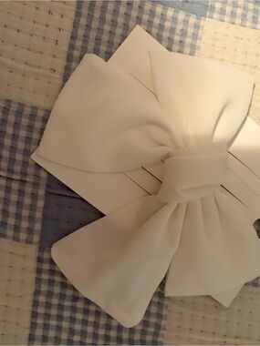 Forever 21 Cream Bow Hair Clip